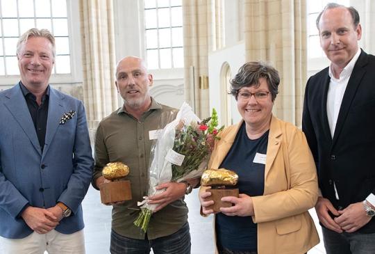 Wilma Hilvers (Bakker Hilvers) en Roy Everts (GLD print&media) ontvangen het Arnhems compliment 2022