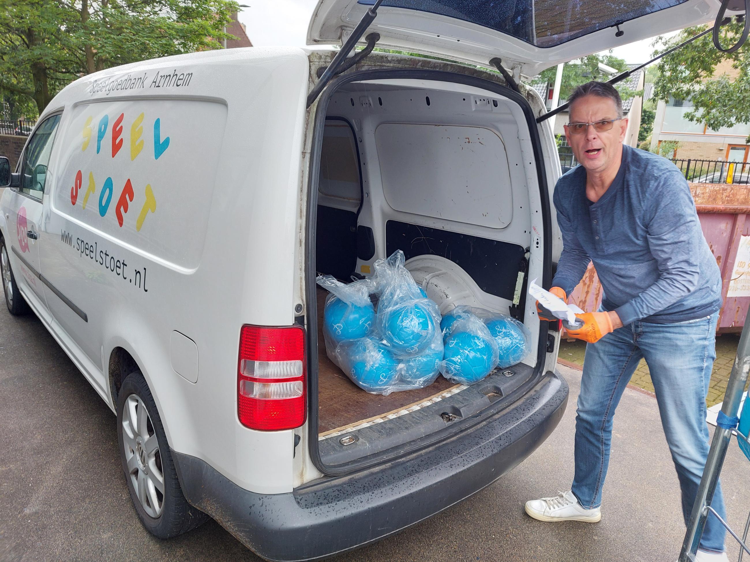 ballen in de auto van Speelstoet