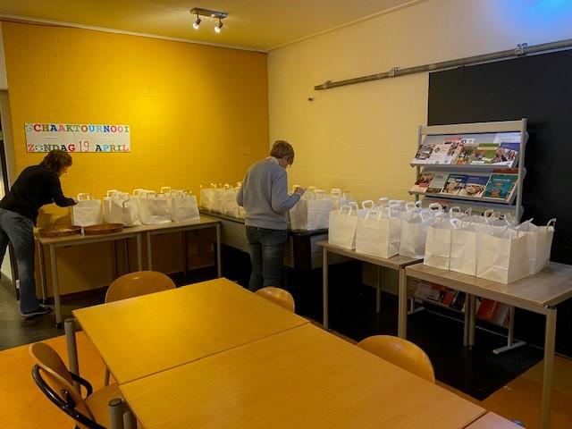De lunchtasjes worden gevuld